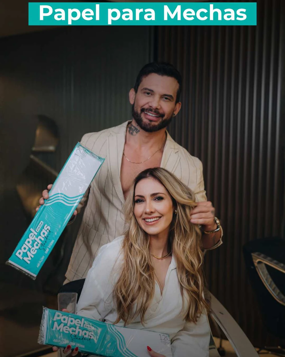 Profissionais apresentando embalagens do Papel para Mechas em salão